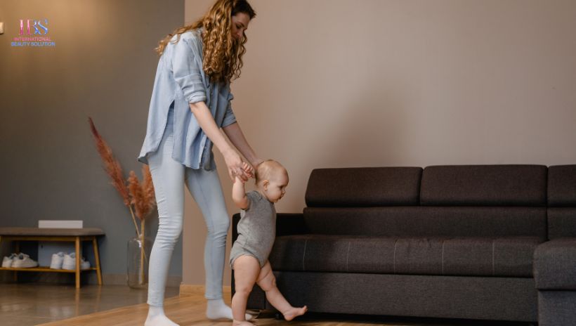Vận động nhẹ nhàng đi bộ với con
